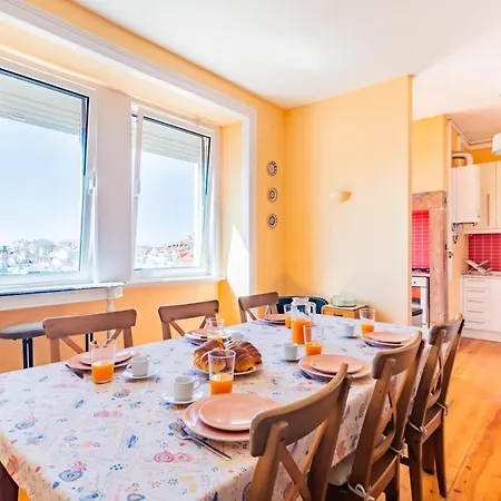Bright & Beautiful Floor Graca Flat דירה