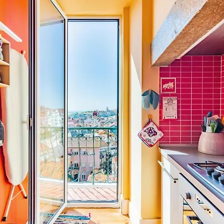 Bright & Beautiful Floor Graca Flat דירה