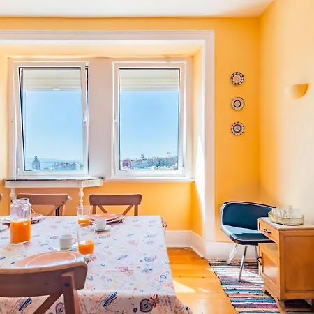 Bright & Beautiful Floor Graca Flat * ליסבון
