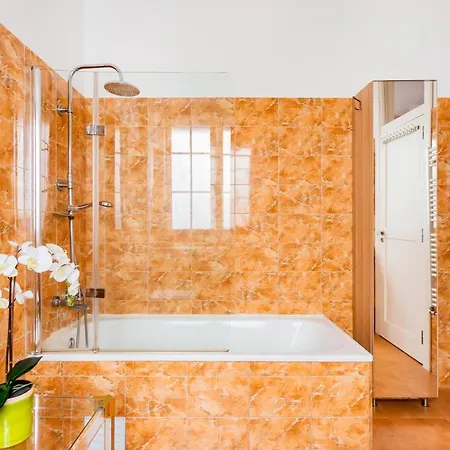 דירה Bright & Beautiful Floor Graca Flat *