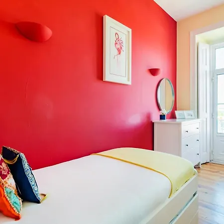 Bright & Beautiful Floor Graca Flat דירה *